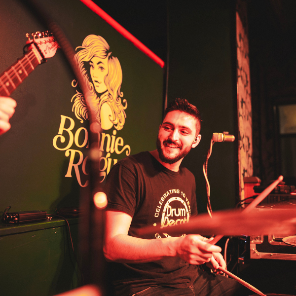 Enjoy Live Music at Bonnie Rogues Pub in Kingston